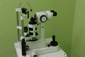 Оборудование офтальмолога - Щелевая лампа. <br>Позволяет производить микроскопический анализ видимых частей глаза - веки, склеры, конъюнктивы, радужки, хрусталик и роговицы. Осмотр на щелевой лампе – лучший способ увидеть ткани глаза под большим увеличением, поэтому он давно стал необходимой процедурой при офтальмологическом обследовании.